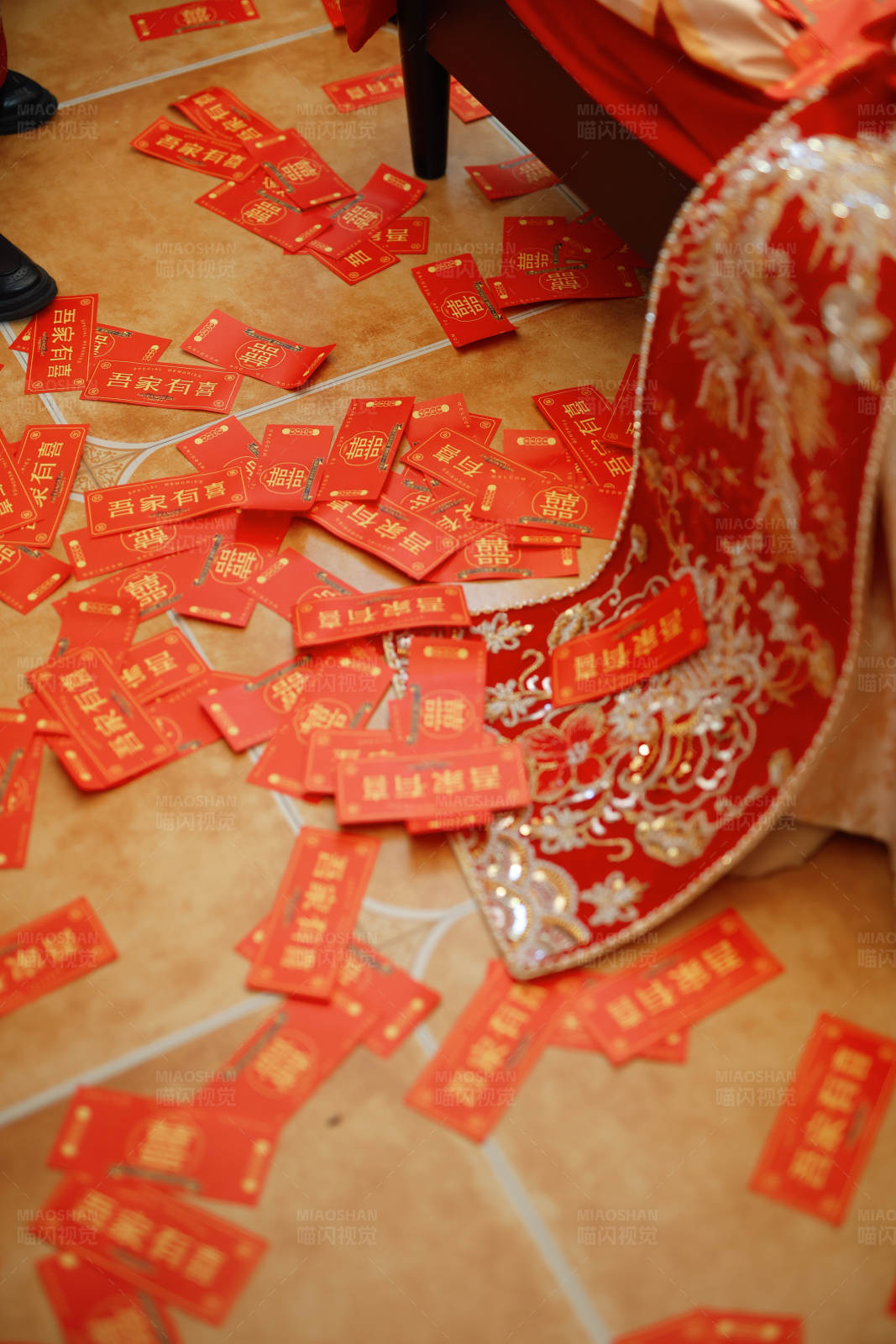 喜庆红包满地散图片