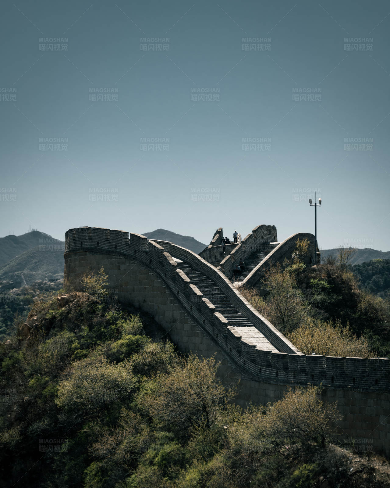 长城蜿蜒山间图片