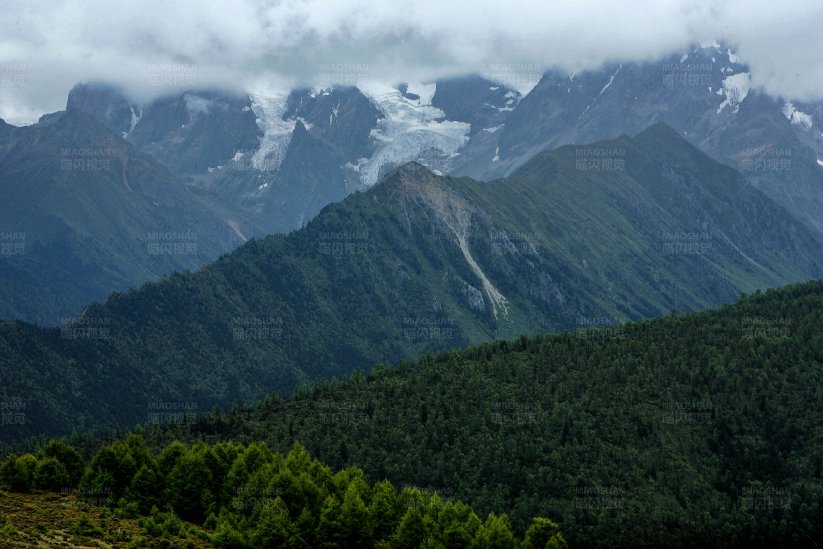 云雾缭绕的山峰图片