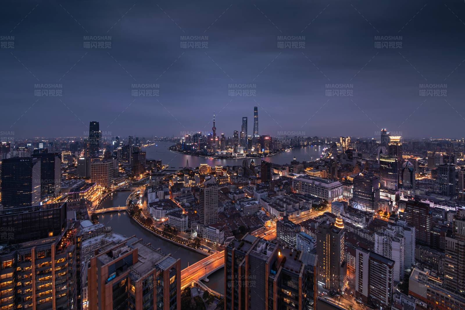 夜幕下的城市天际线图片