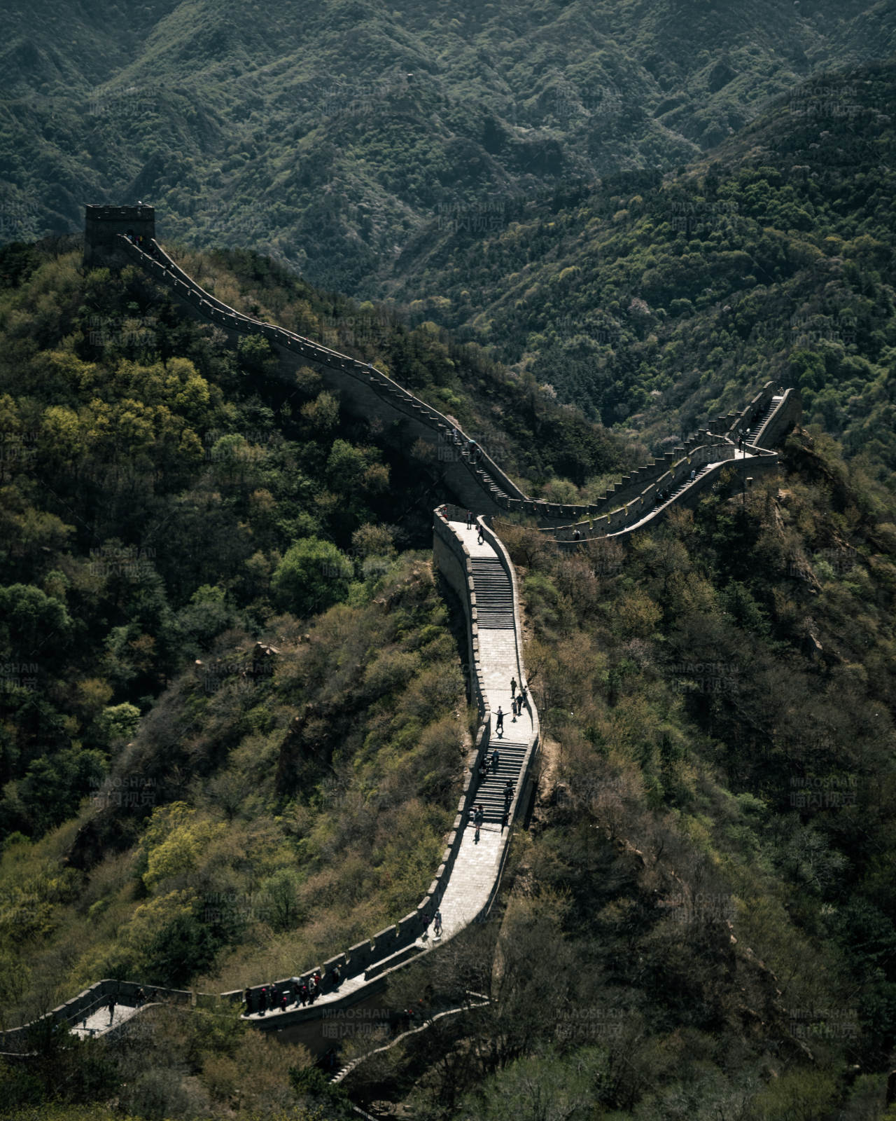 北京长城蜿蜒山间图片