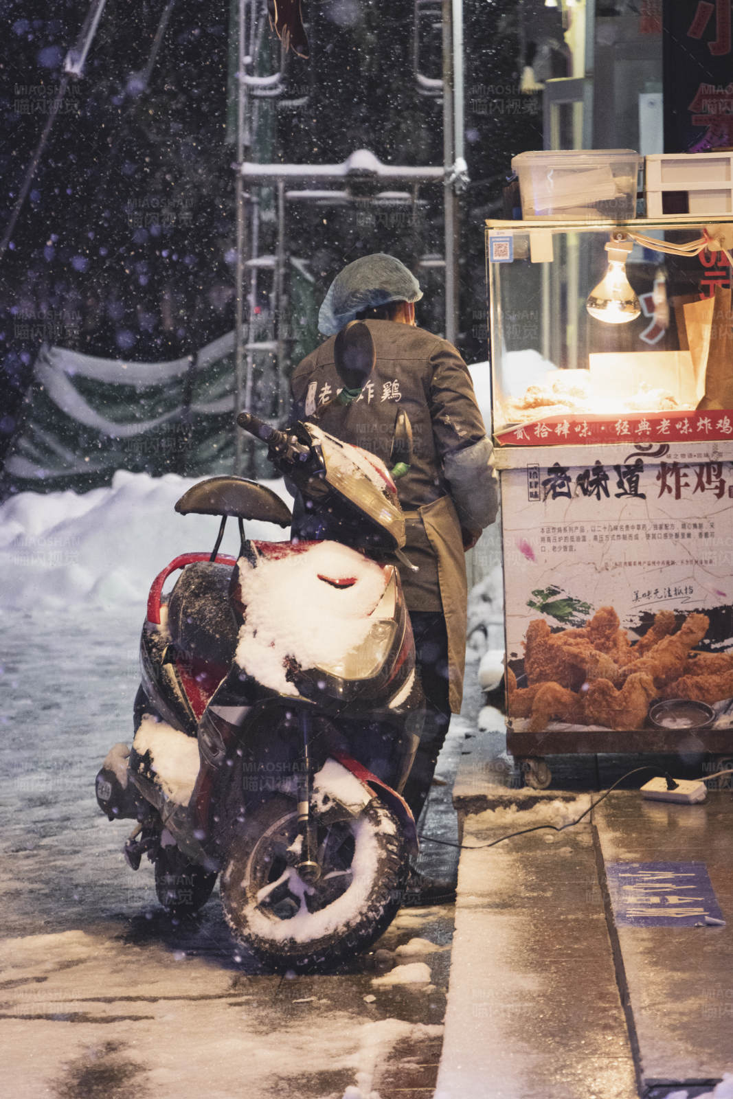 雪夜街头的炸鸡摊图片
