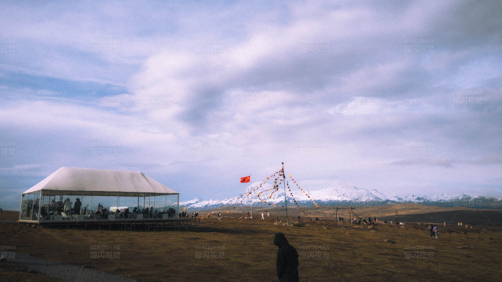 雪山下的观景台图片