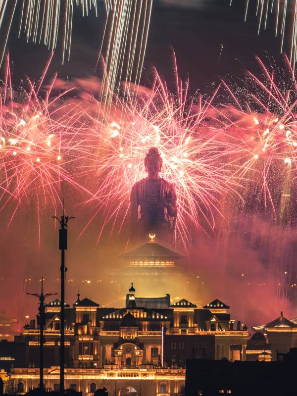 佛光普照 烟花绽放图片