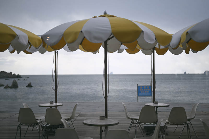 海边的咖啡座图片