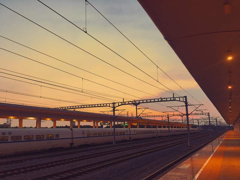 黄昏时分的火车站图片