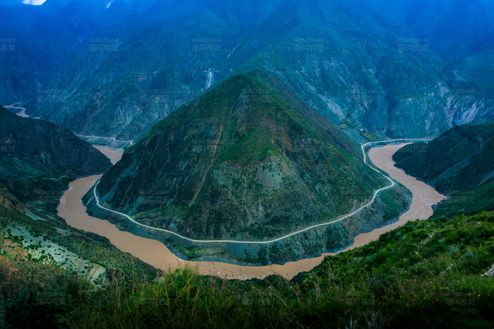 长江大转弯道 (云南境丽江境内)图片
