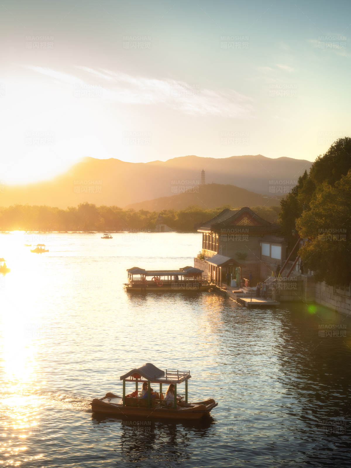夕阳下的湖面游船图片