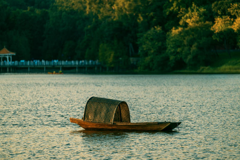 湖上孤舟图片
