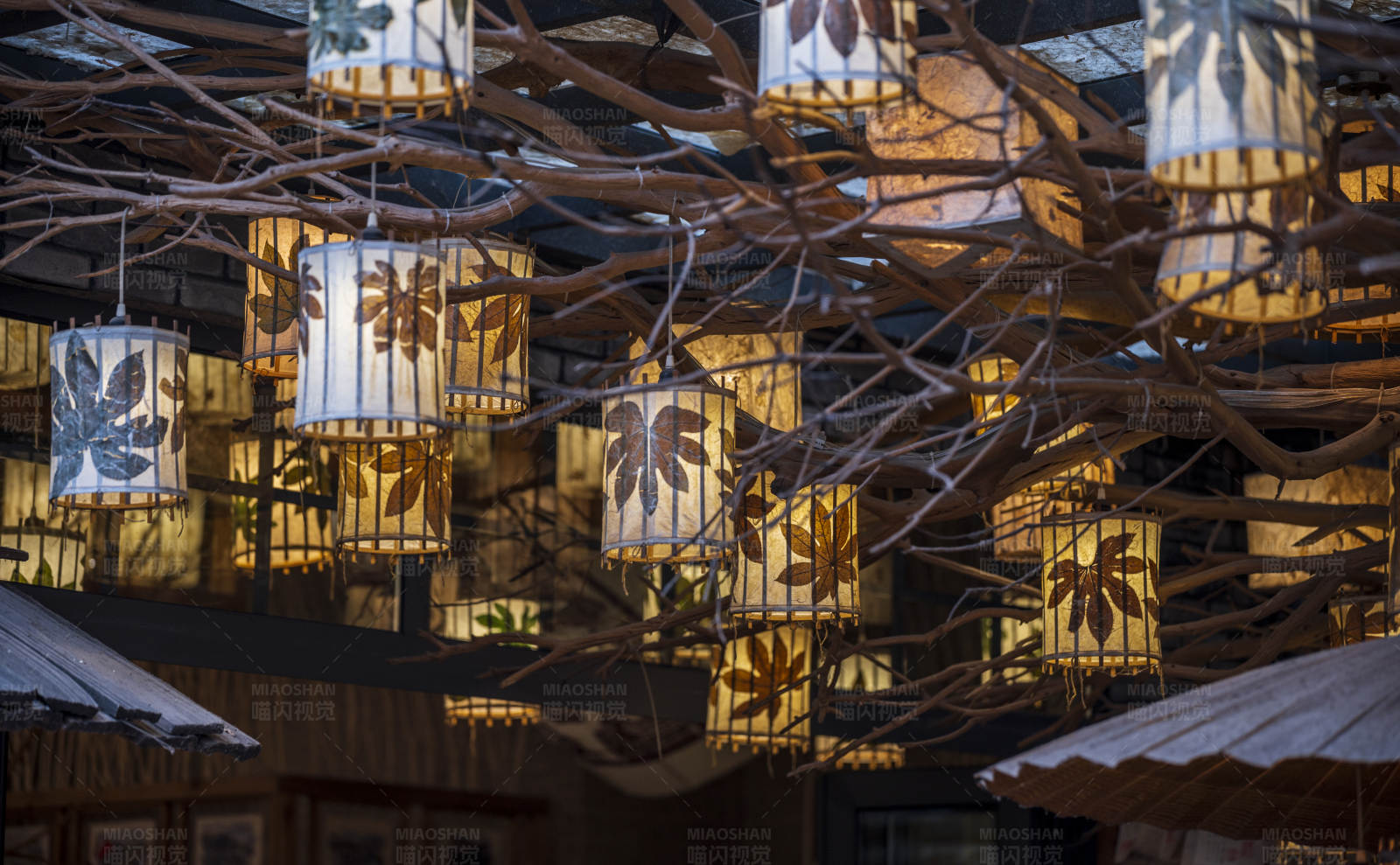 悬挂灯笼的夜晚景象图片