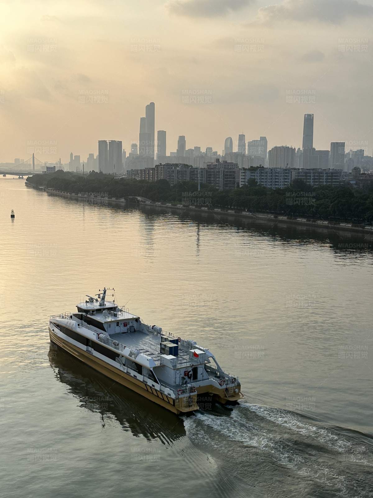 珠江上的渡轮图片