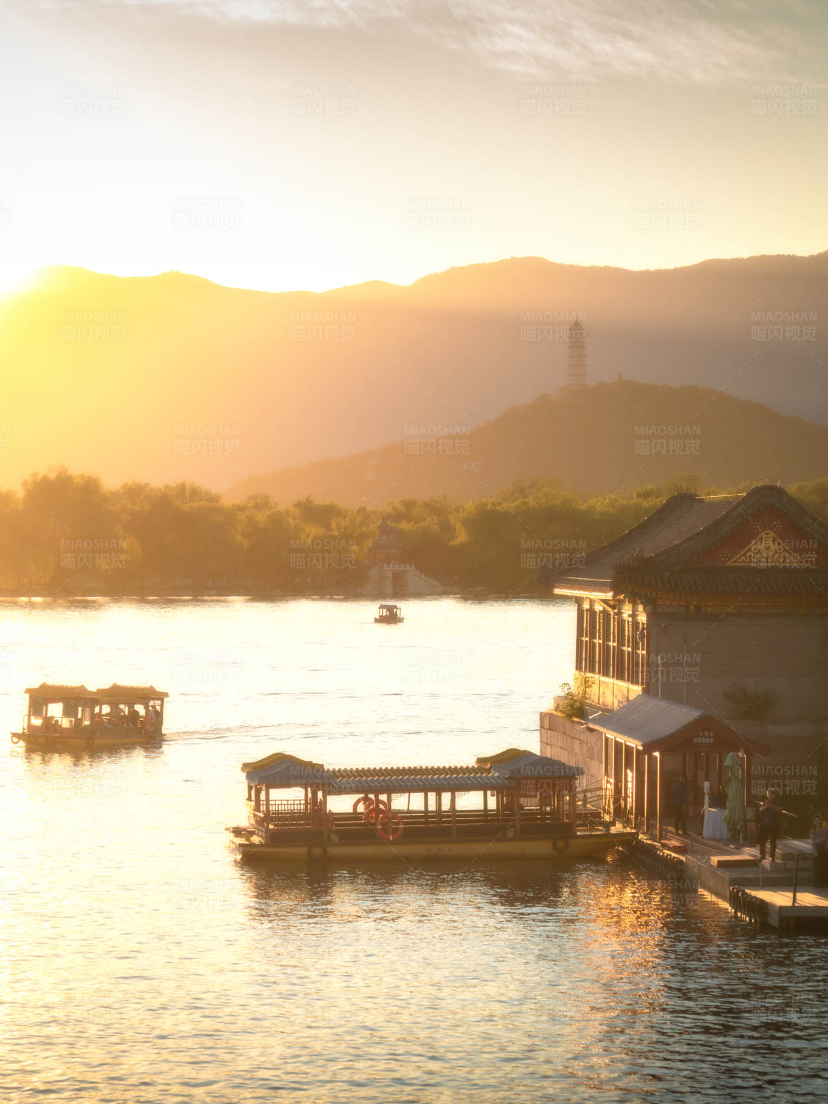 夕阳下颐和园的湖光山色图片
