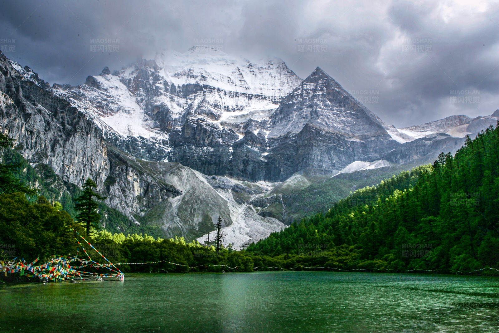 雪山湖光 (稻城亚丁)图片