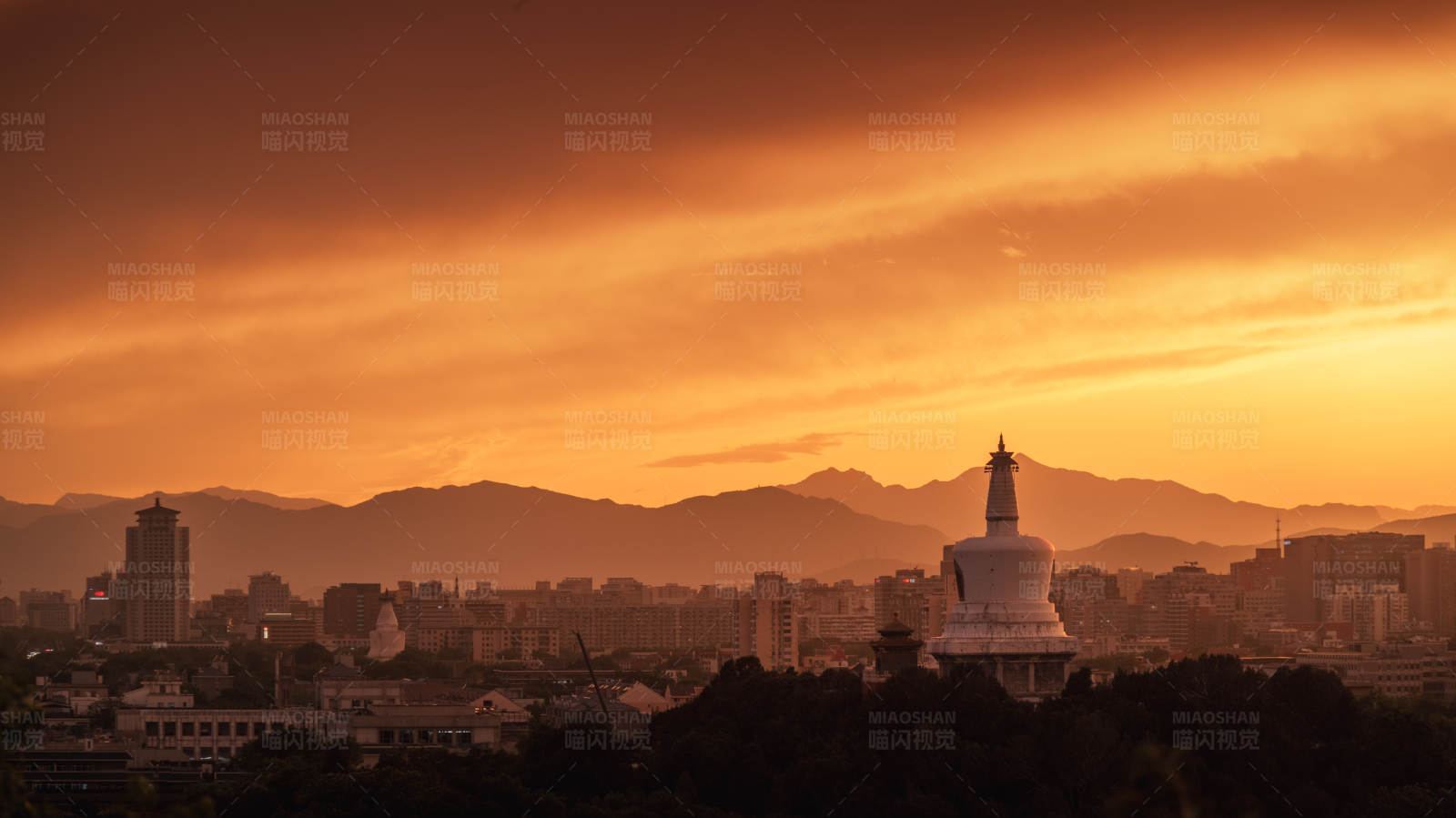 日落西山 白塔映天图片