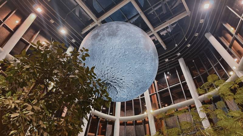 上海南翔印象城室内悬挂的巨大月球模型图片