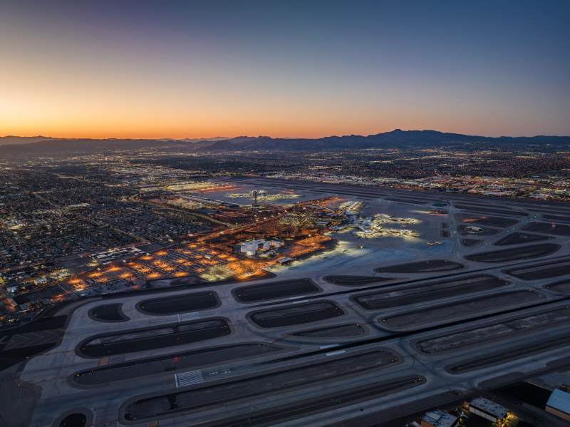 黄昏时分的繁忙机场图片