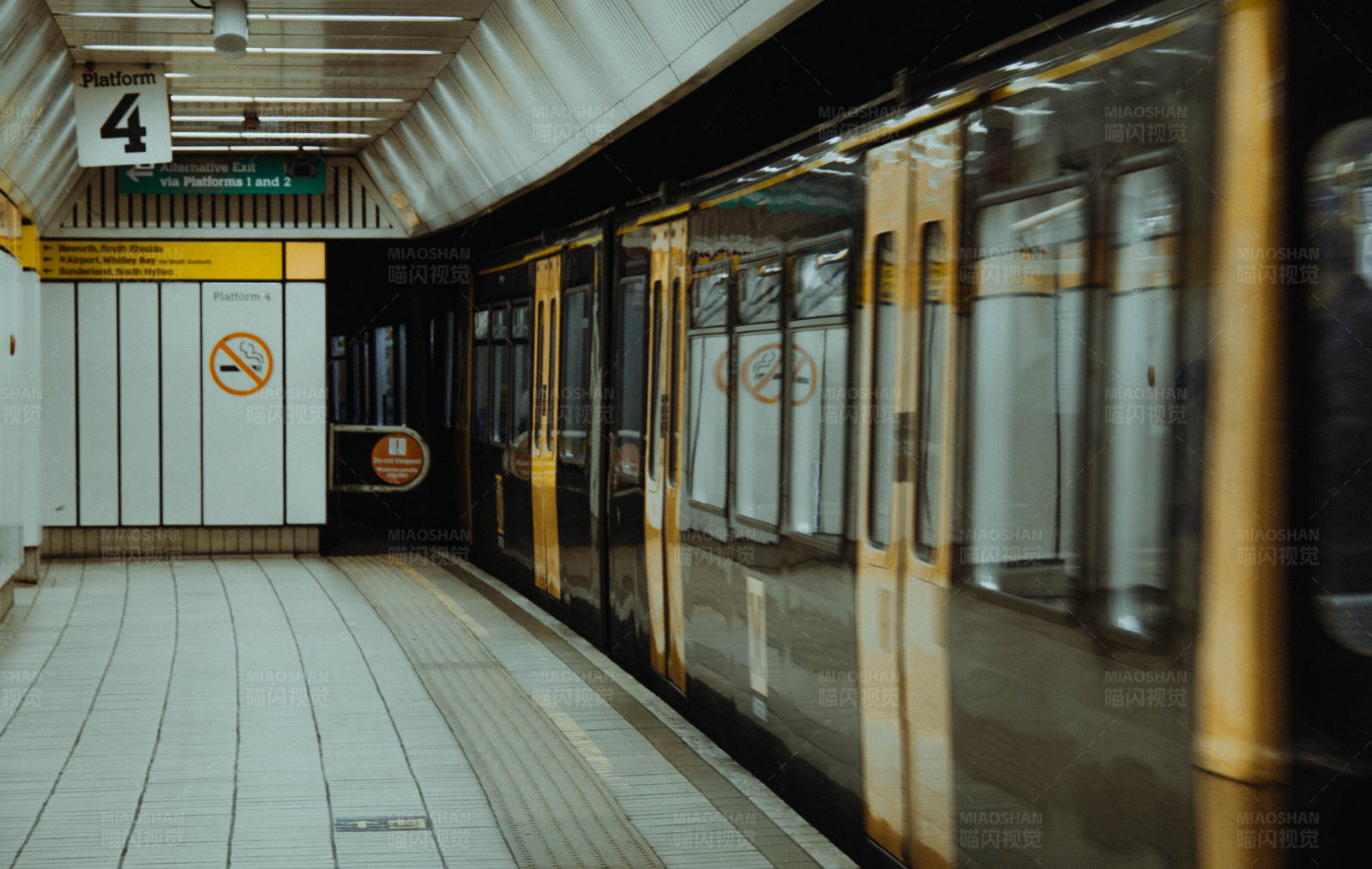 地铁站台与列车图片