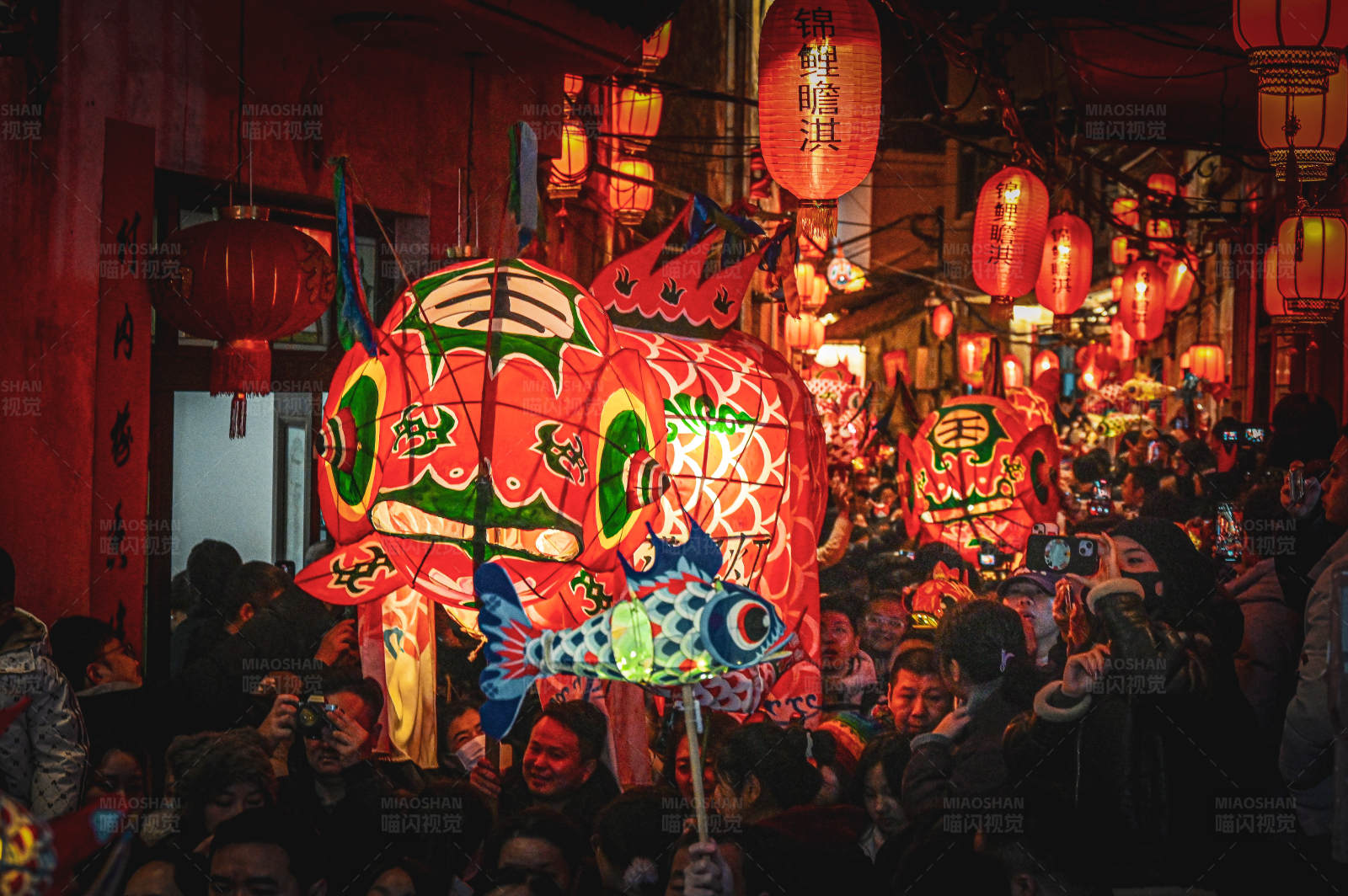 夜市灯笼鱼灯游图片