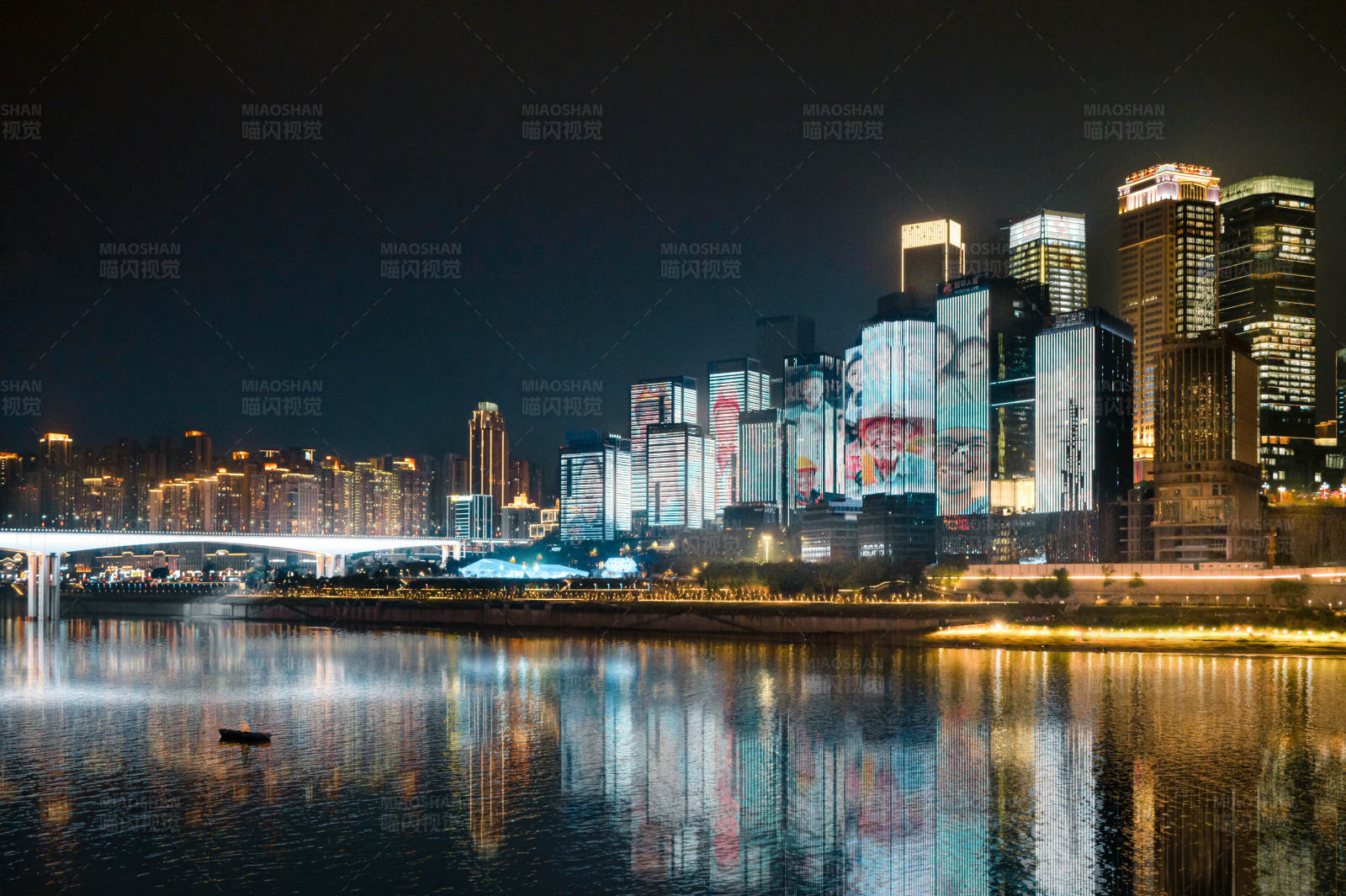 来福士对面的城市倒影图片