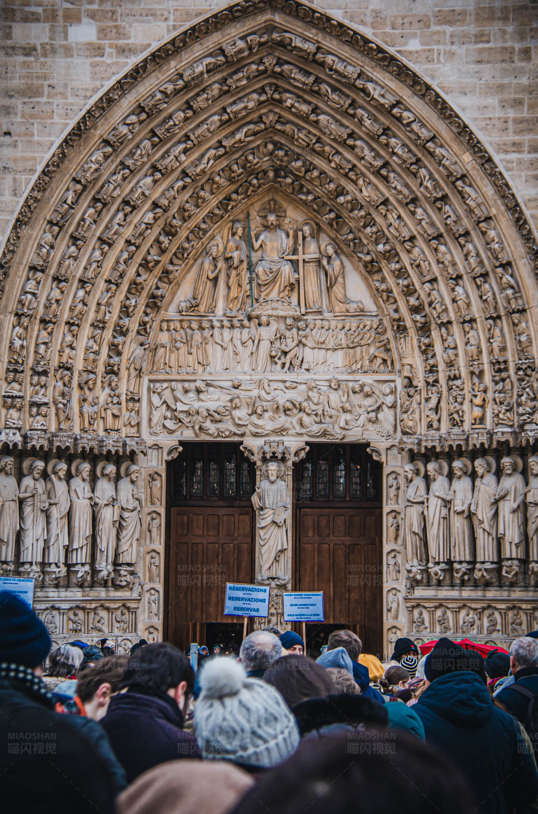 巴黎圣母院前的集会图片