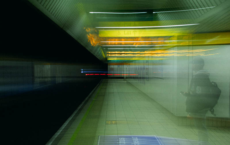 地铁站的模糊瞬间图片