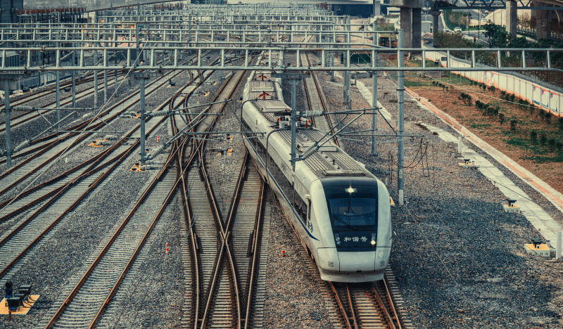 高铁列车进站瞬间图片