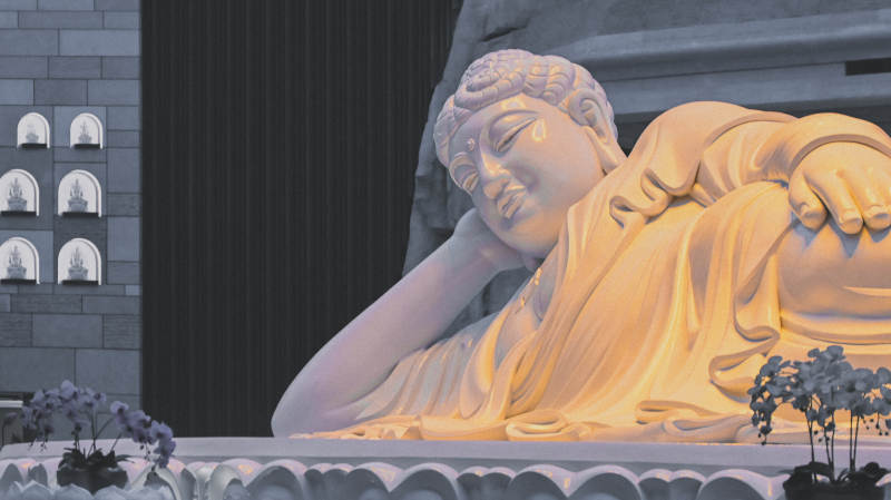 南京牛首山卧佛雕像图片