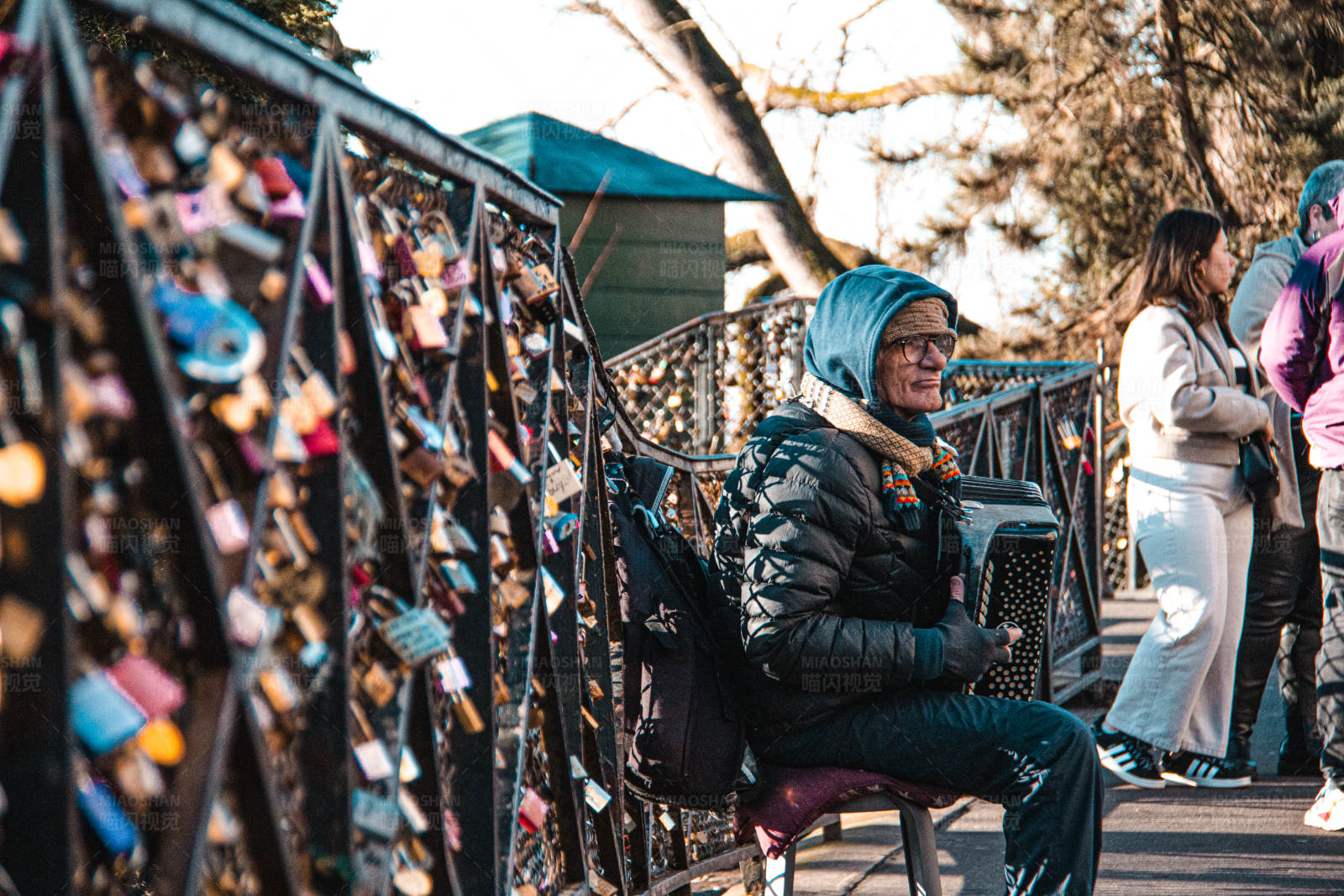 街头艺人演奏手风琴图片