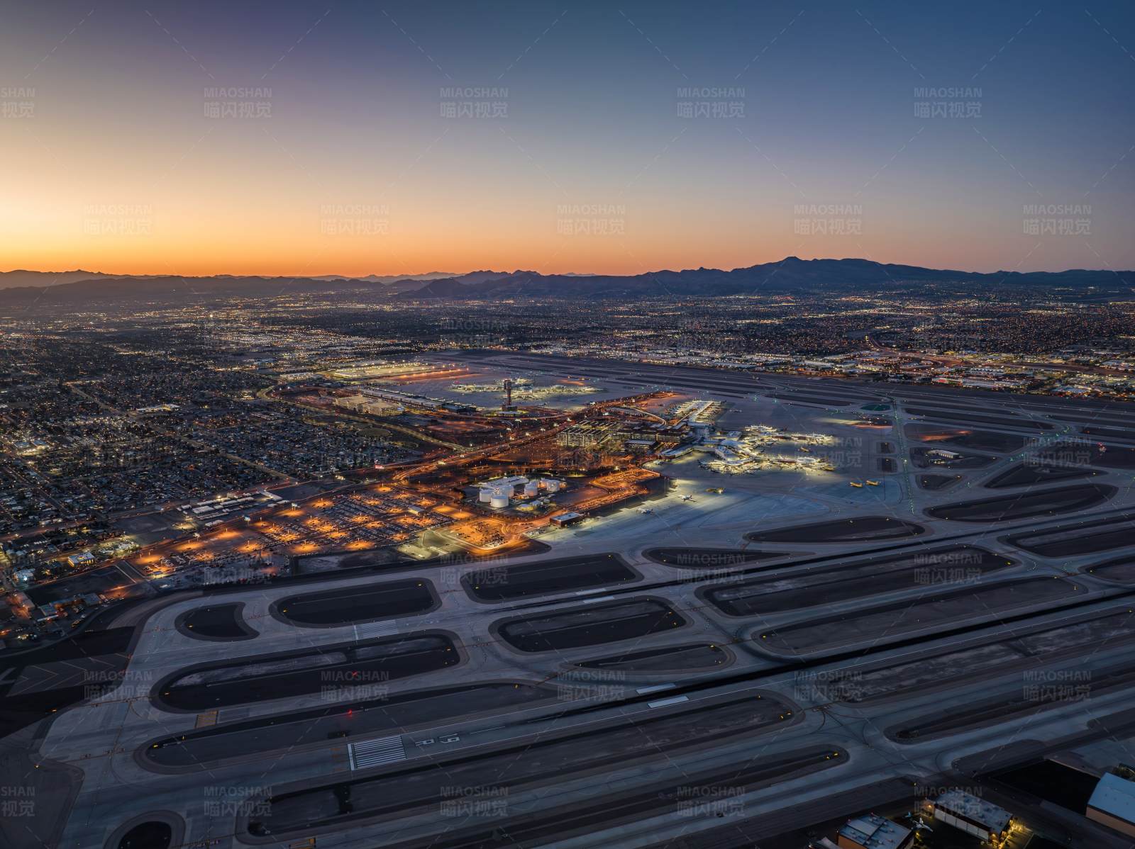 黄昏时分的繁忙机场图片