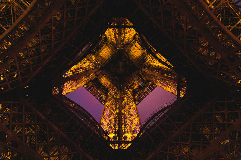 巴黎埃菲尔铁塔夜景图片