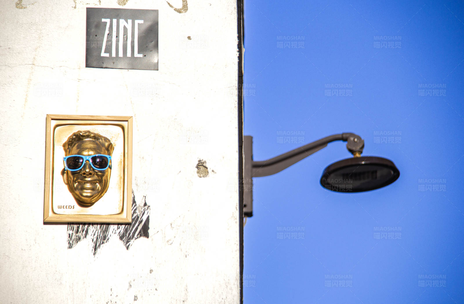 墙上的面具和路灯图片