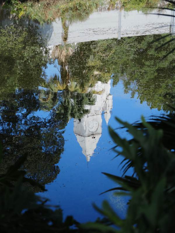 水中倒影的钟楼图片