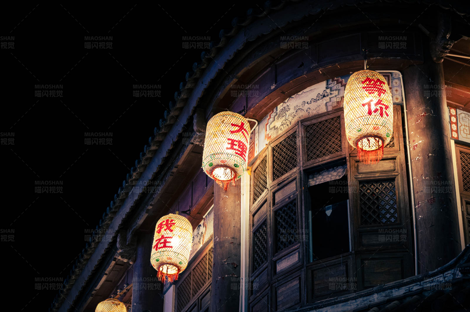 夜幕下的古建筑灯笼图片