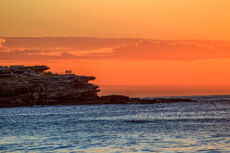 悉尼邦黛夕阳下的海岸剪影图片