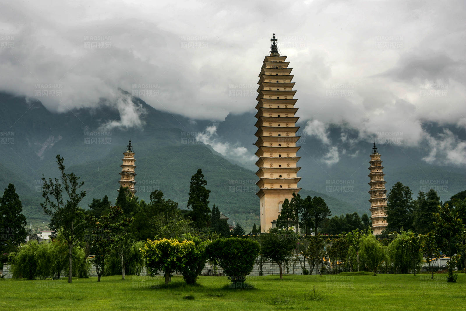 大理崇圣寺三塔图片