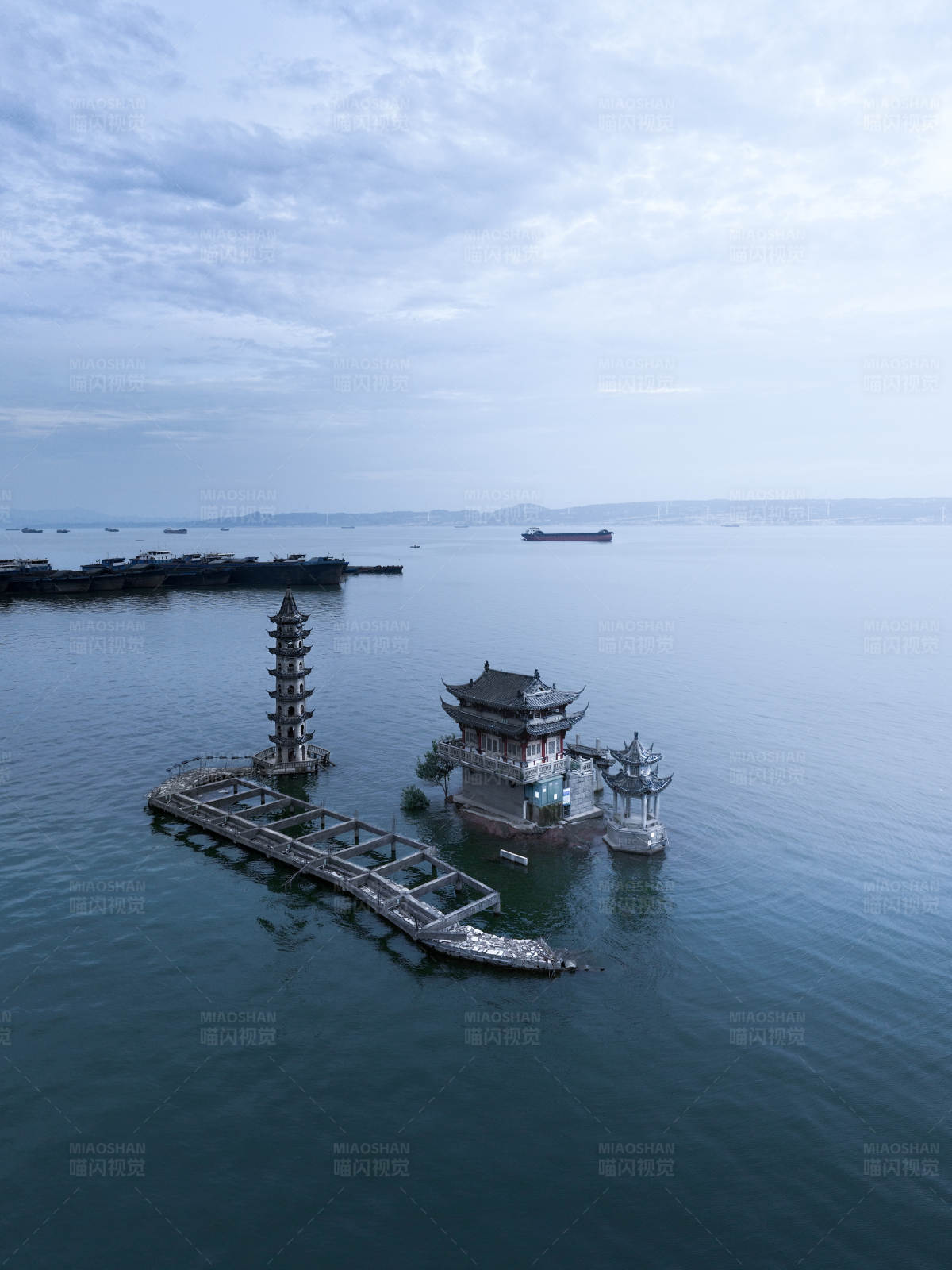 湖中古塔与亭阁图片