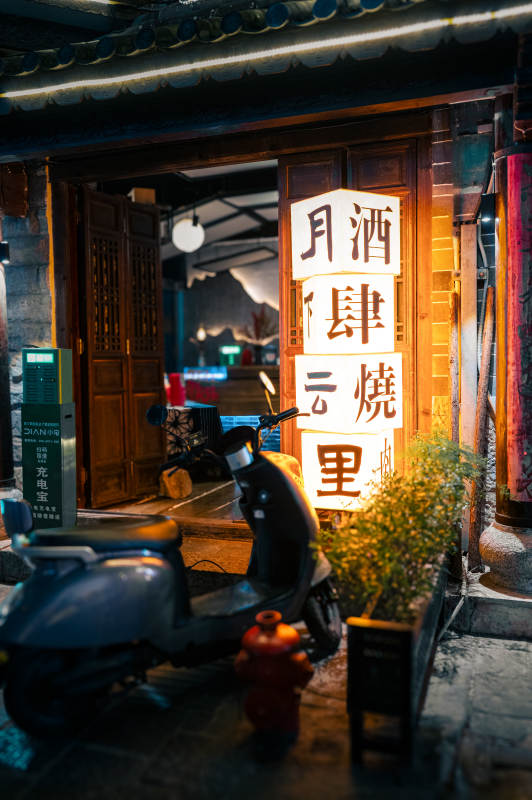 夜色中的古街酒肆图片