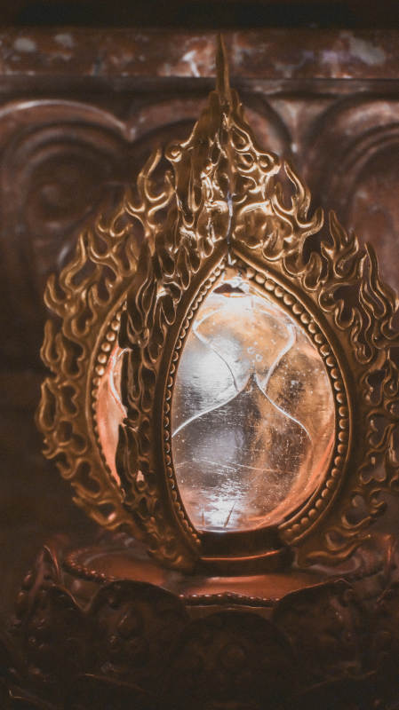 神秘水晶与金色火焰图片