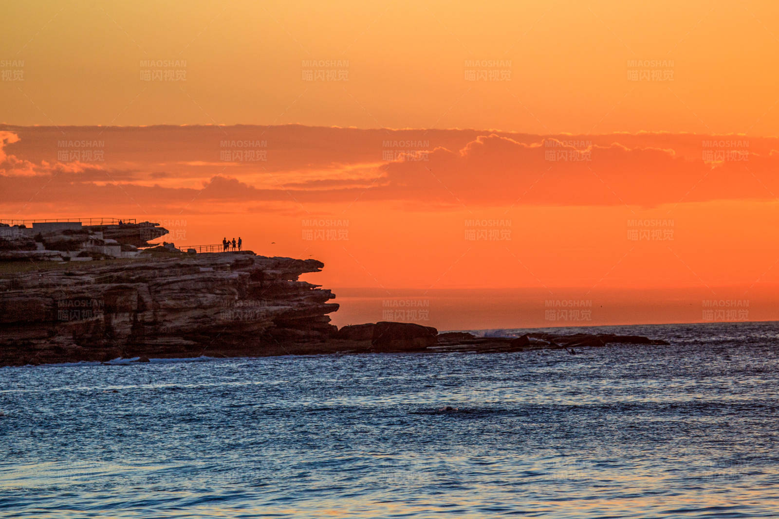 悉尼邦黛夕阳下的海岸剪影图片