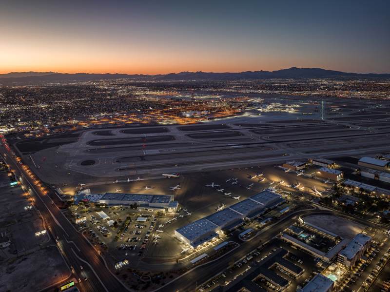 黄昏时分的繁忙机场图片