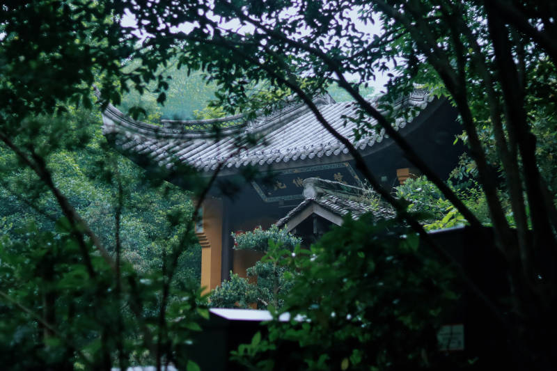 林中古寺隐秘景 灵隐寺图片