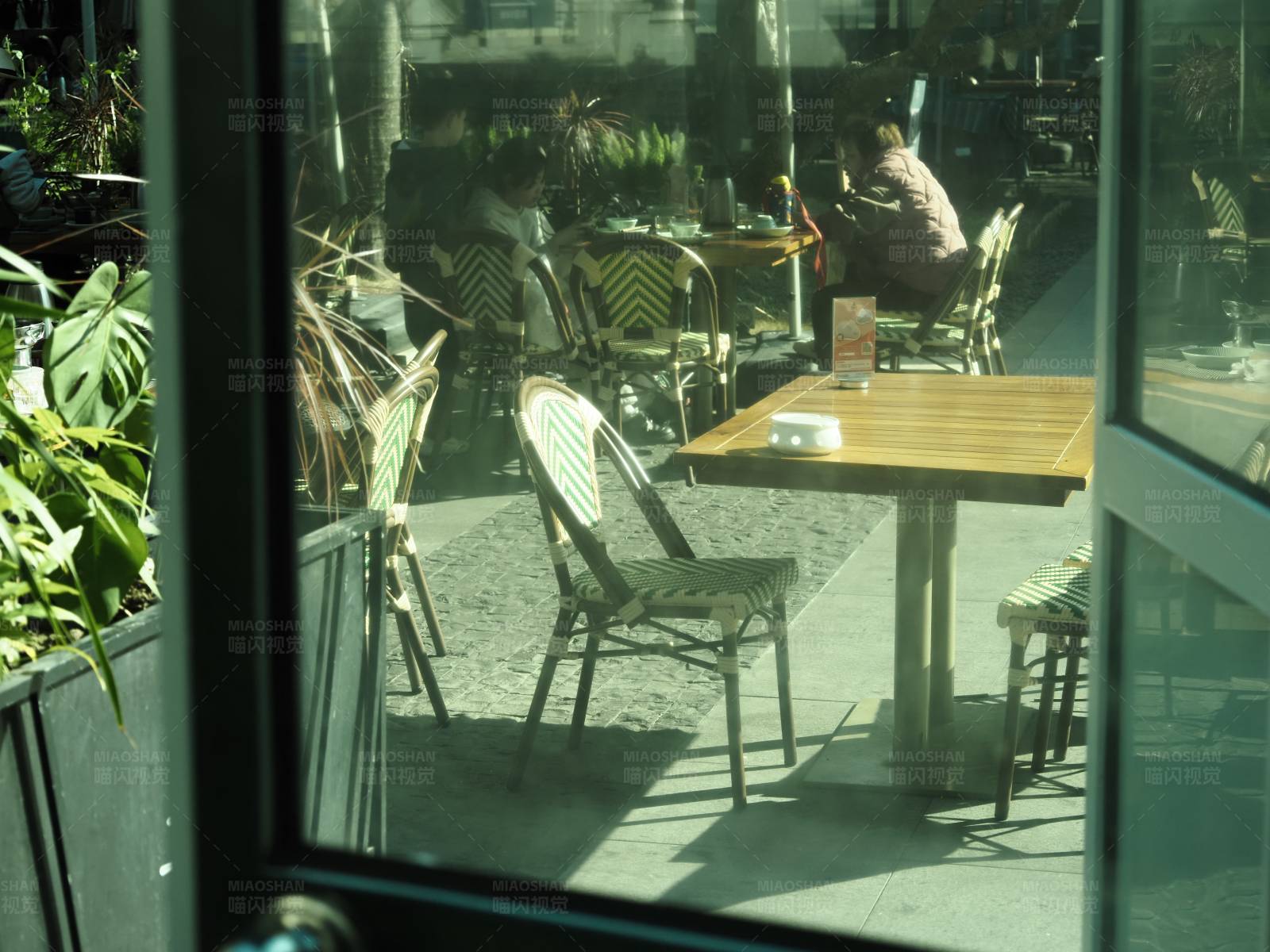 咖啡馆的午后时光图片