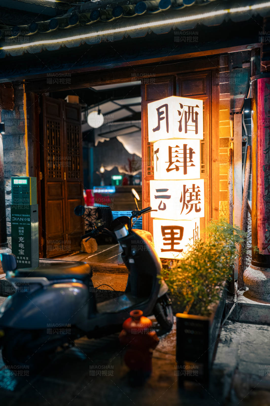 夜色中的古街酒肆图片