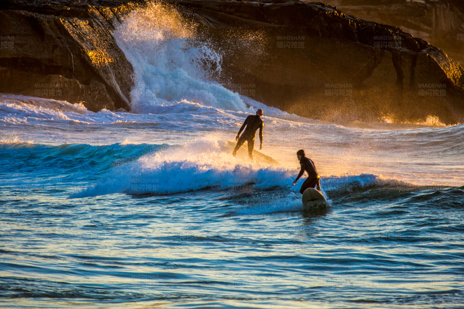 冲浪者在金色夕阳下图片