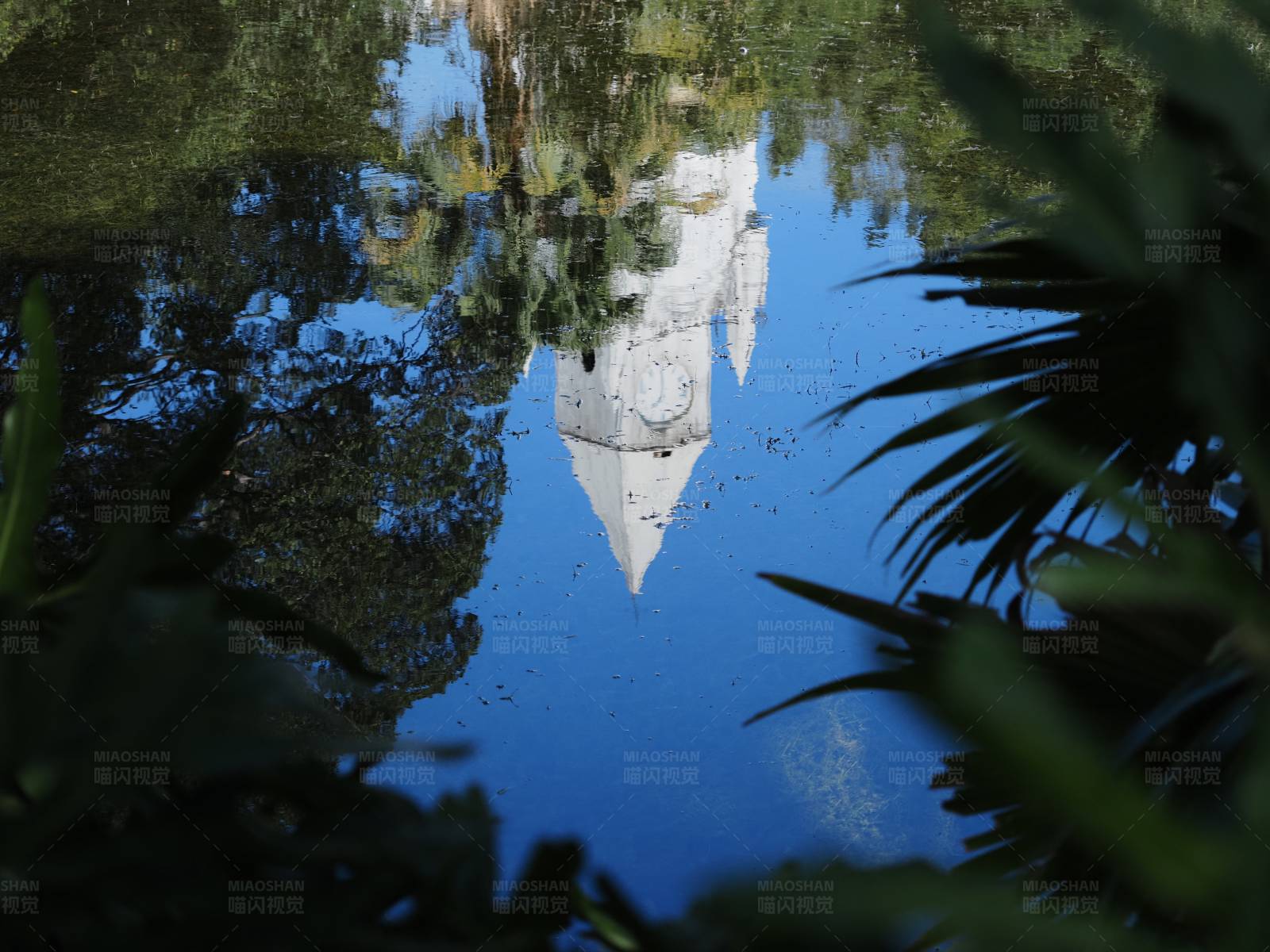 水中倒影的教堂图片