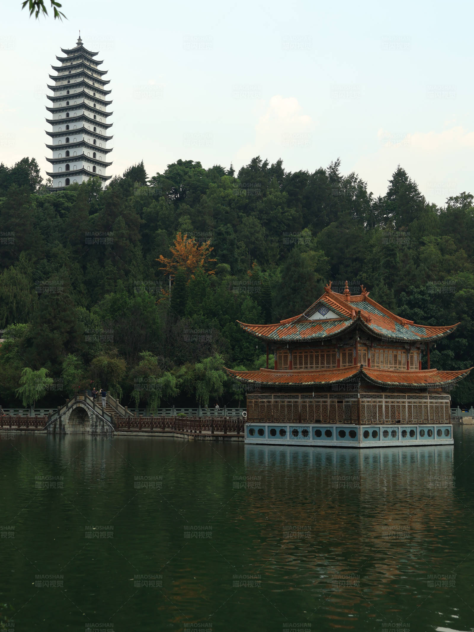保山湖畔古塔与亭阁图片