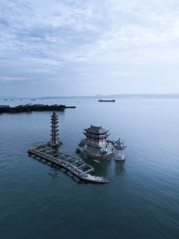 湖中古塔与亭阁图片