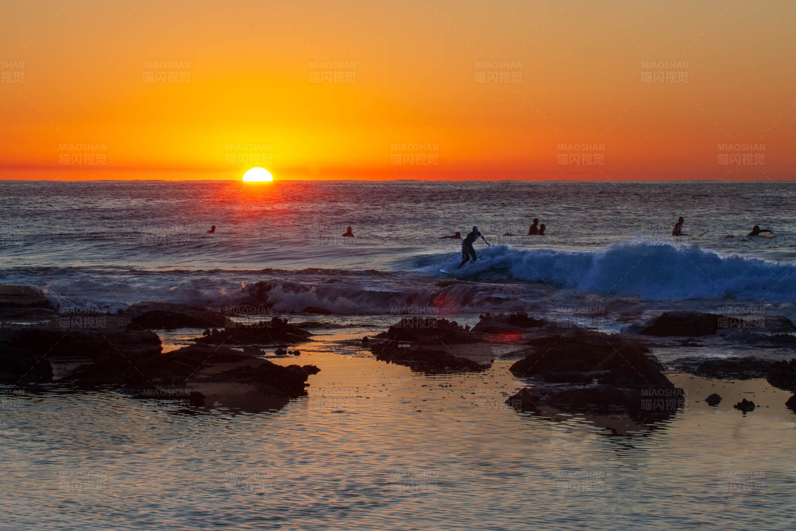 夕阳冲浪图片