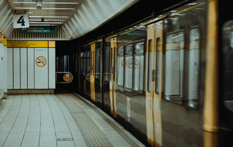 地铁站台与列车图片