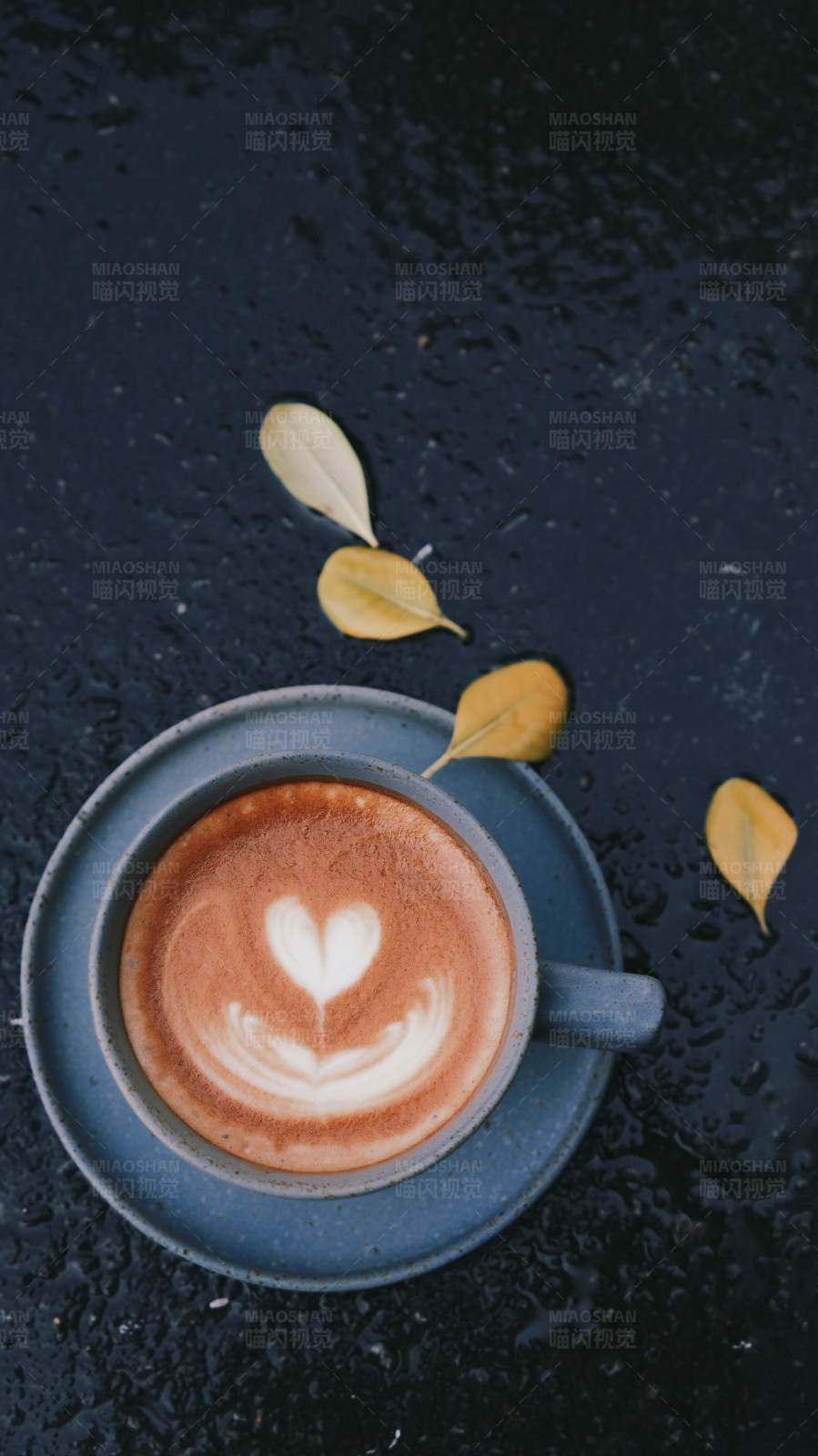 雨后咖啡心形拉花图片